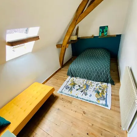 Holiday home Maison De Campagne, Piscine En Bordure De Riviere Saint-Remy-sur-Creuse